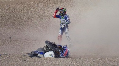 2014-motogp-lorenzo-admits-making-a-mistake-before-crashing-in-lap-1-in-qatar_1